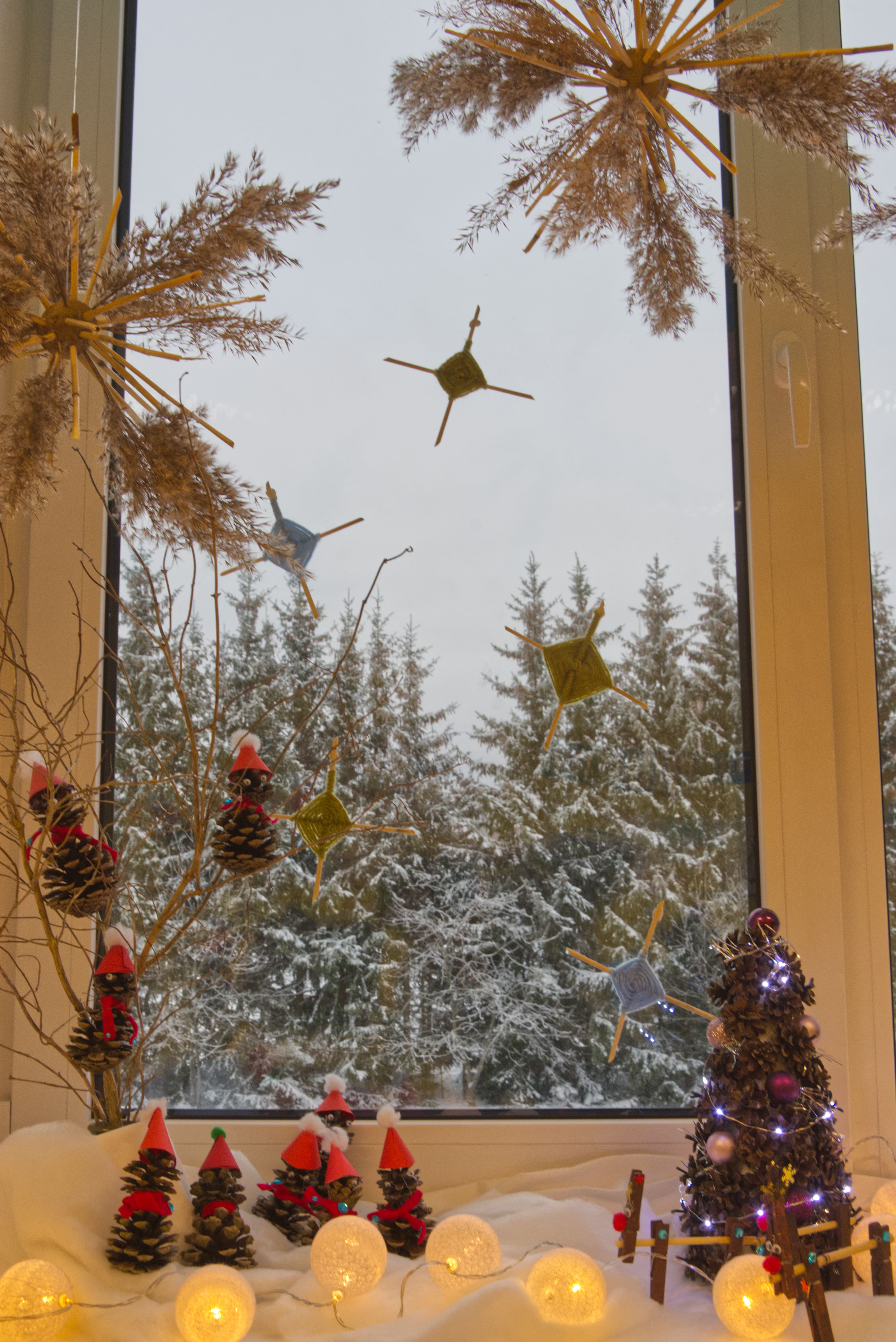 3.klassi akna jõulukaunistuste pilt