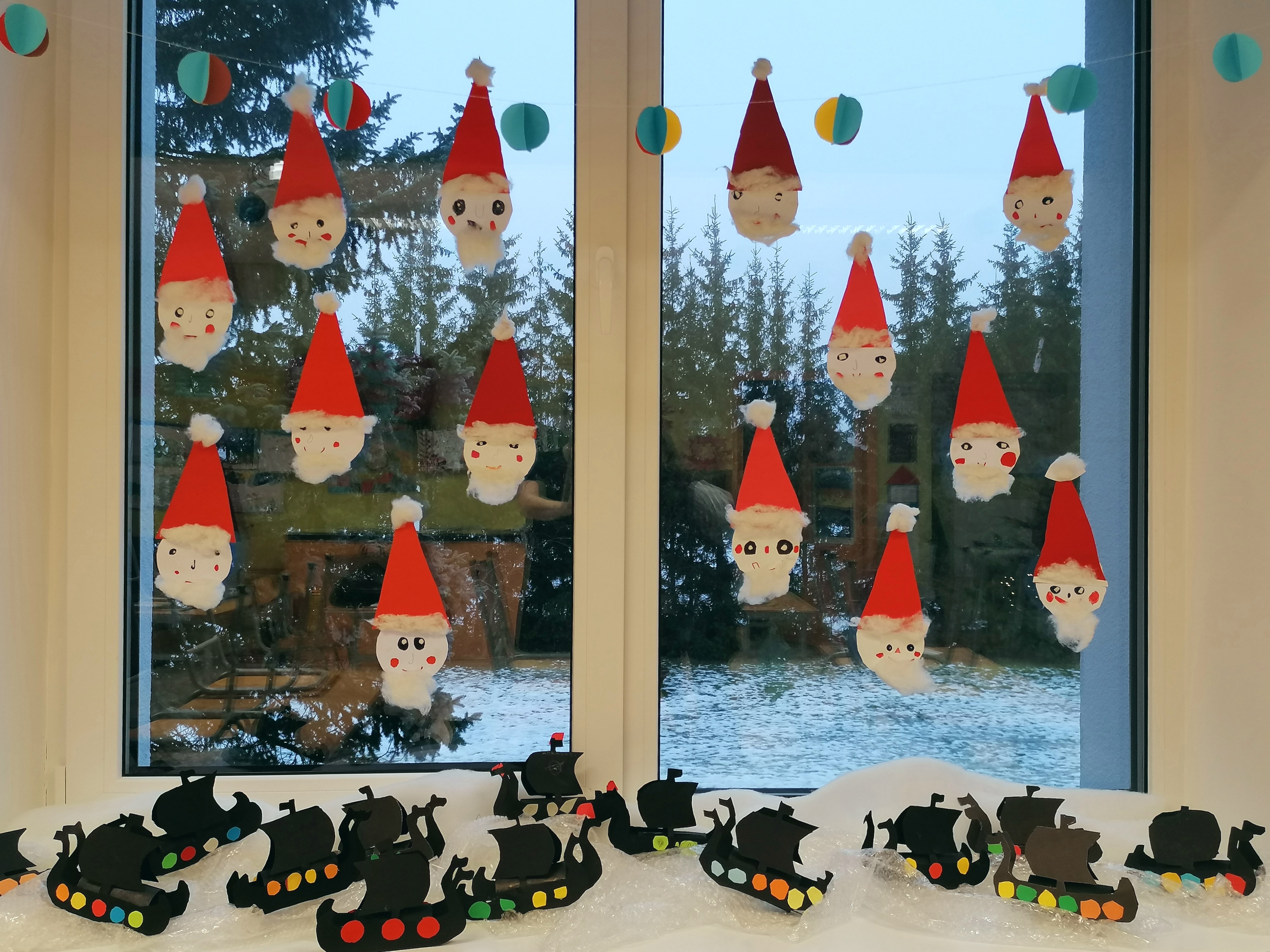 1.klassi akna jõulukaunistuste pilt